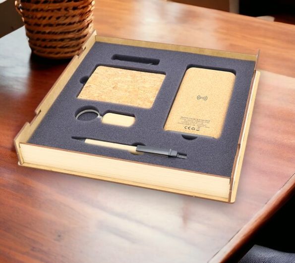 Подарочный набор Арнеcт/ В набор входит внешний аккумулятор Suntory 10000 mAh, брелок Woody G, держатель банковских карт Set и ручка Natural Bio, в подарочной коробке