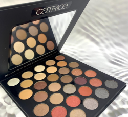 Палетка теней Catrice Cosmetics Chocolate NUDES HD Matte & Shine Eyeshadows Pallete 32 оттенка № ESCT-01 с зеркалом