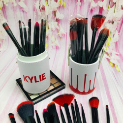 Набор кистей для макияжа в тубусе KYLIE RED/Black, RED/White 12 шт В белом тубусе с красным оформлен