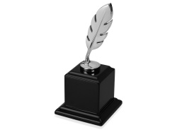 Награда «Перо», Цвет серебристый/черный