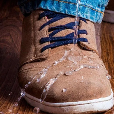 Тертые ботинки. Мокрая обувь. Защита для обуви от воды и грязи. Гидрофобное покрытие для обуви. Мокрая замша обувь что это.