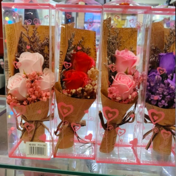 Подарочный набор: Композиция из трех мыльных роз в крафтовом исполнении / Букет из мыльных роз. Цвет MIX