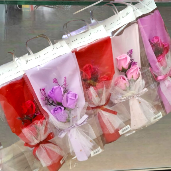 Подарочный букет 3 в 1 из мыльных роз "Для нее", в упаковке с ручками