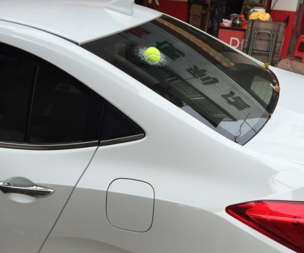 Разыграй друга! Силиконовая 3D наклейка на автомобиль "Разбитое стекло"  Теннисный мяч