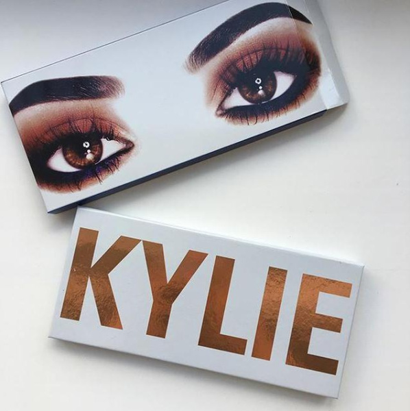 Палетка теней с зеркалом и кистью Kylie Royal Peach