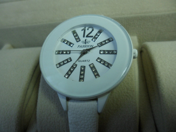 Женские наручные часы Feshion F1595 (белые)