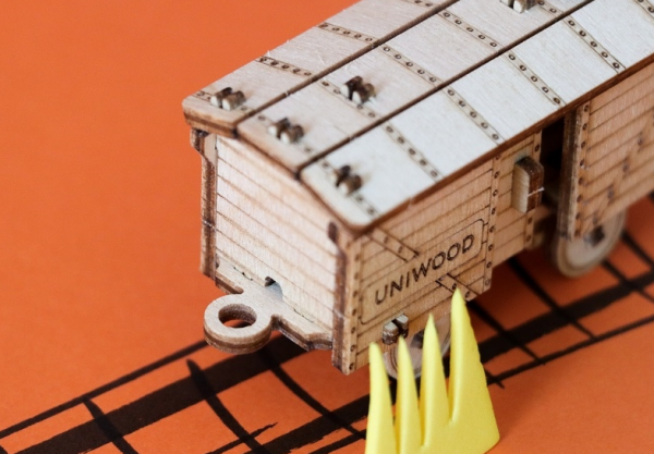 Миниатюрный деревянный конструктор Uniwood "Товарный Вагон" Сборка без клея, 31 деталь