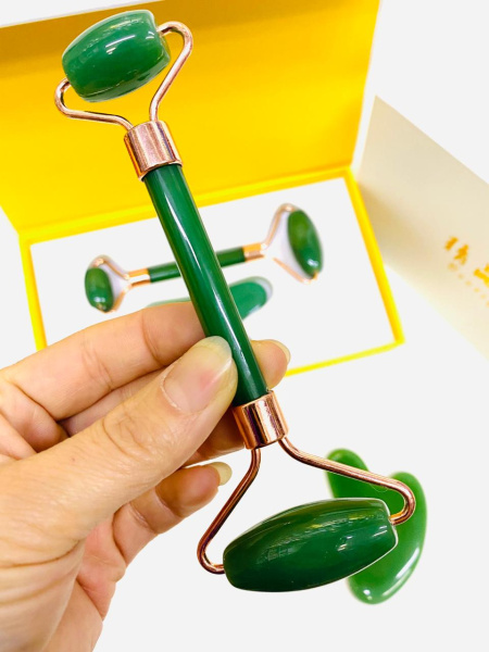 Массажный подарочный набор 2 в 1 Jade Roller нефритовый: скребок Гуаша + ролик для массажа (камень) NoorAlazawi