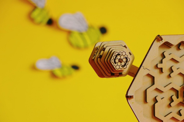 Деревянный конструктор-головоломка (сборка без клея) "Лабиринт Пчелы и мед" UNIWOOD
