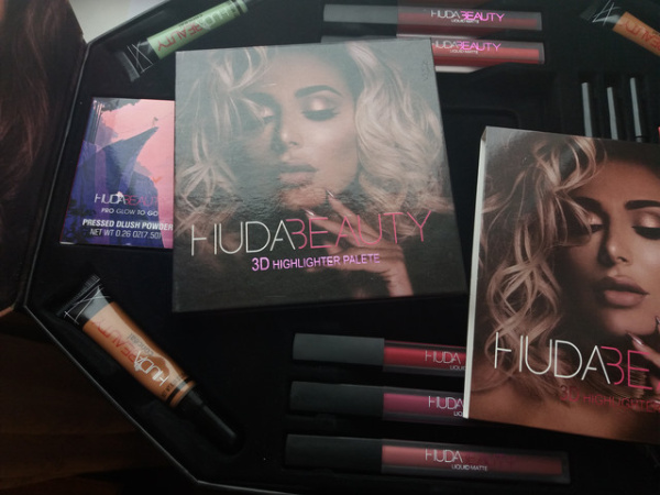 Подарочный набор косметики Huda Beauty 19 в 1