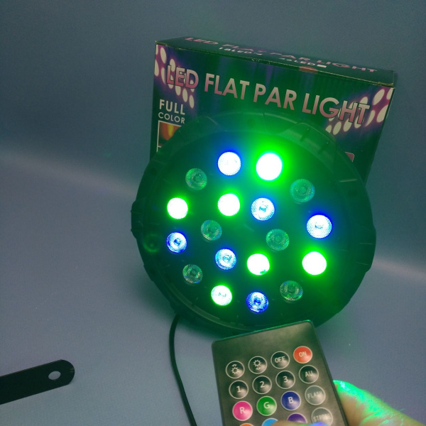 Светодиодный прожектор - светомузыка Led Flat Par Light, 18 диодов с пультом ДУ / Сценический свет для вечеринок, диско и праздников