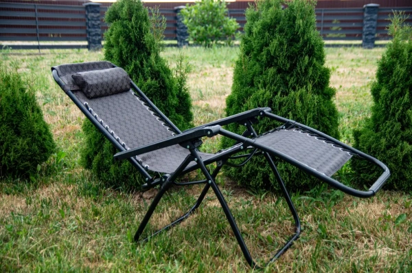 Складное кресло-шезлонг с подголовником и многопозиционной регулировкой, коричневый / Портативное кемпинговое кресло