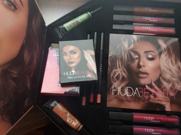 Подарочный набор косметики Huda Beauty 19 в 1