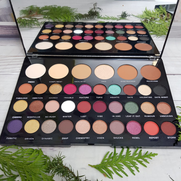 Палетка теней Makeup Revolution Shook palette 36 palette