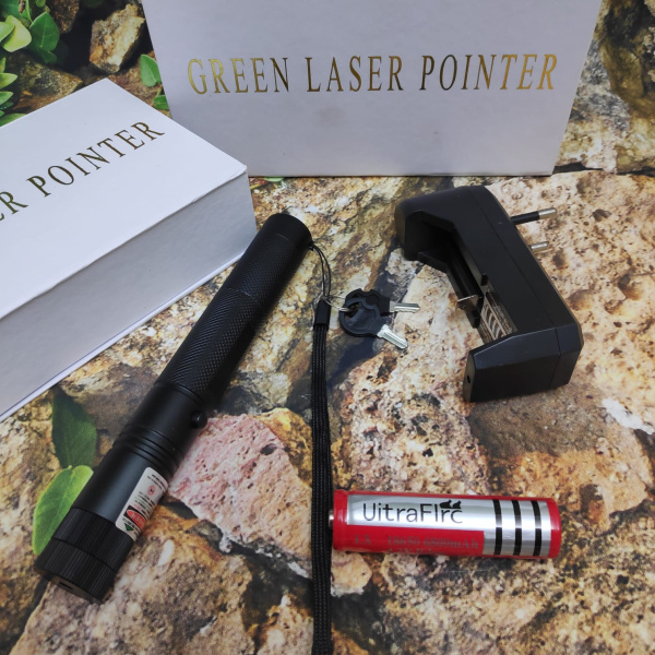 Лазерная указка Green Laser Pointer 303 с ключом Огонь 303, черный корпус