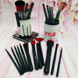 Набор кистей для макияжа в тубусе KYLIE RED/Black, RED/White 12 шт В белом тубусе с черным оформлени